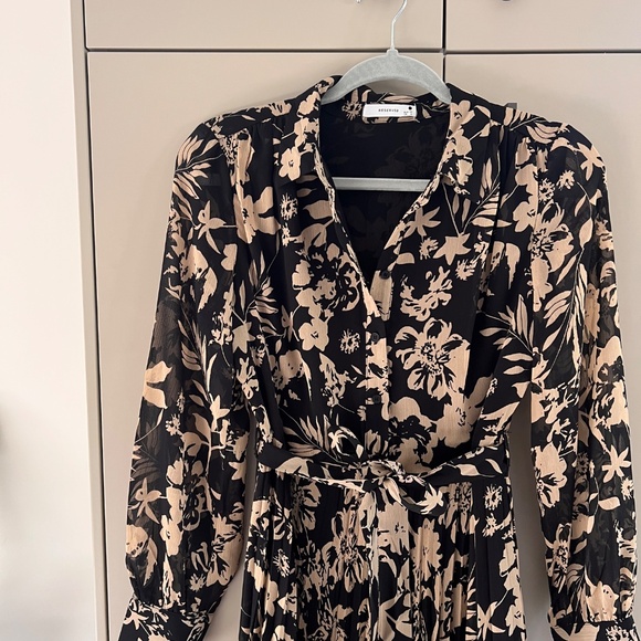 Reserved Pleated Patterned Dress - Picture 6 of 9